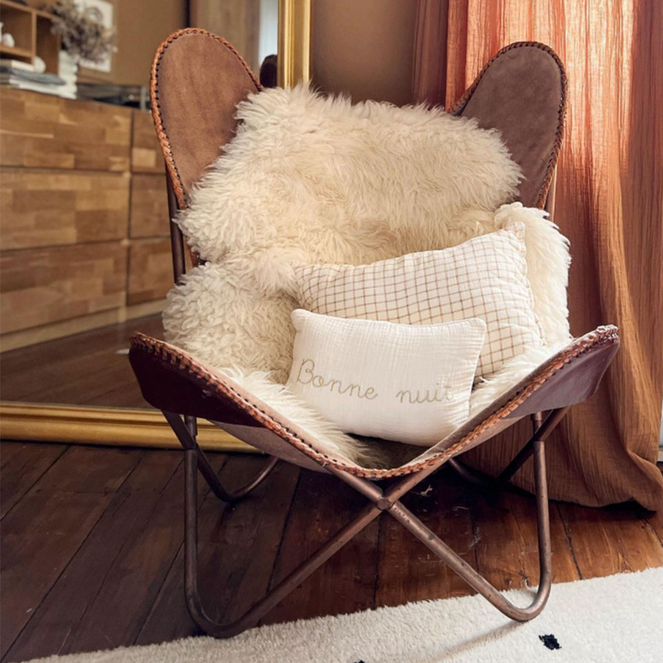 fauteuil cuir cocooning avec plaid fourrure blanche